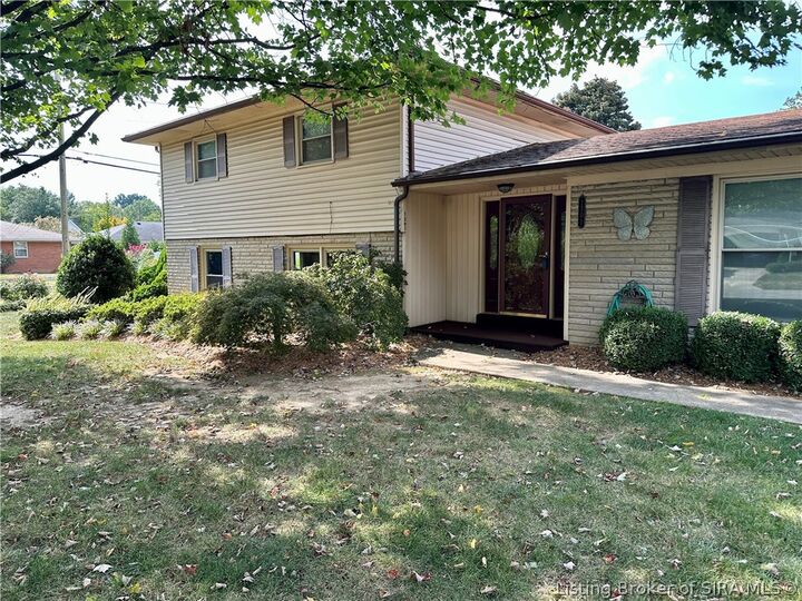 Property Photo:  1301 Hibiscus Drive  IN 47129 