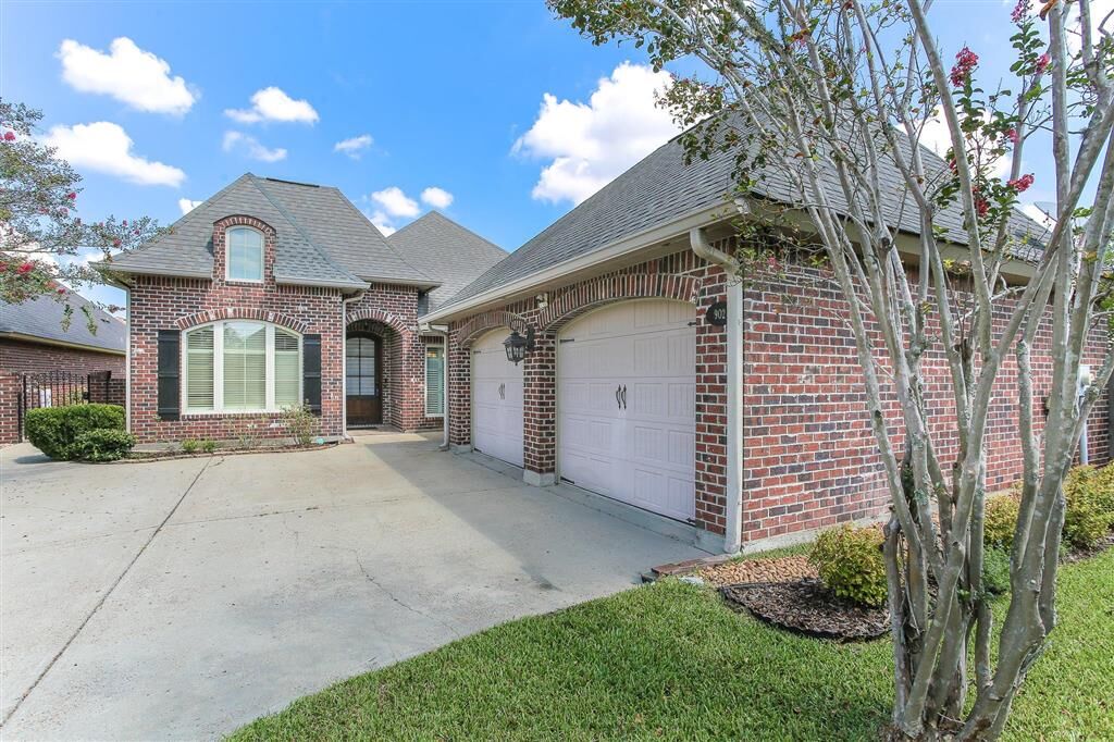 Property Photo: 902 S Yorkshire Circle S LA 70605