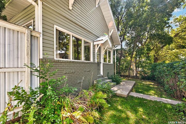 Property Photo:  1133 Chestnut Avenue NE  SK S6H 1A9 
