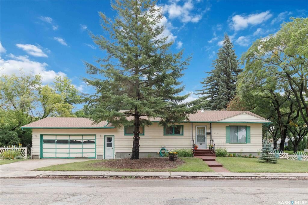 Property Photo:  201 Elm Street  SK S7J 0G8 