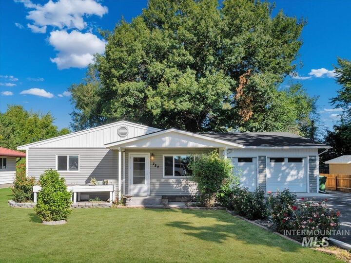 Property Photo:  252 South East Boulevard  ID 83655 