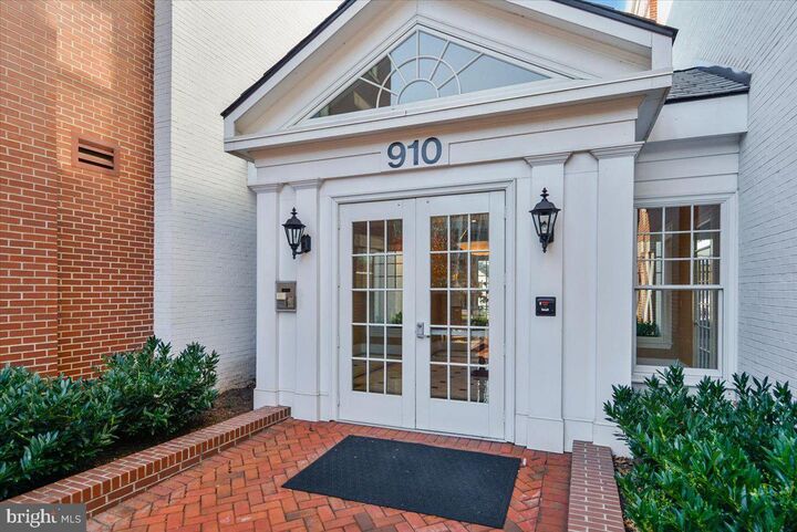 Property Photo: 910 Powhatan Street 206S VA 22314