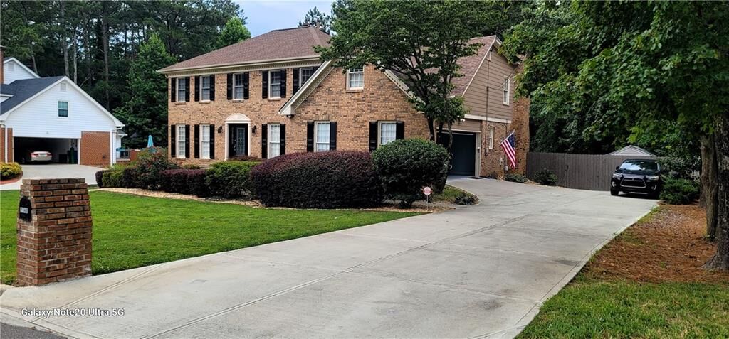 Property Photo: 2140 Dunwoody Glen GA 30338
