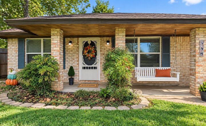 Property Photo: 118 W Mahan Street TX 77531