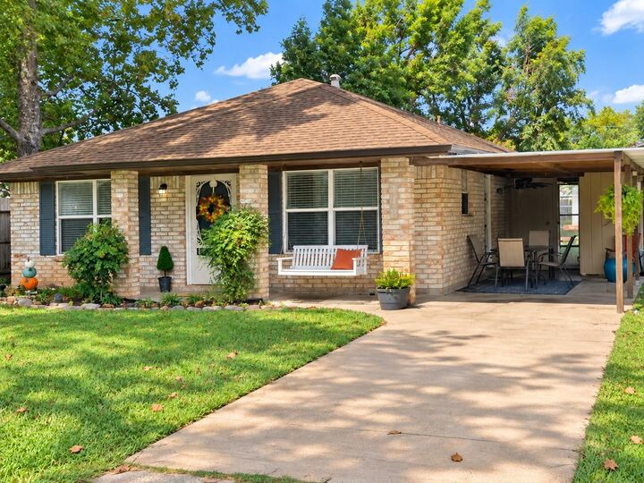 Property Photo:  118 W Mahan Street  TX 77531 