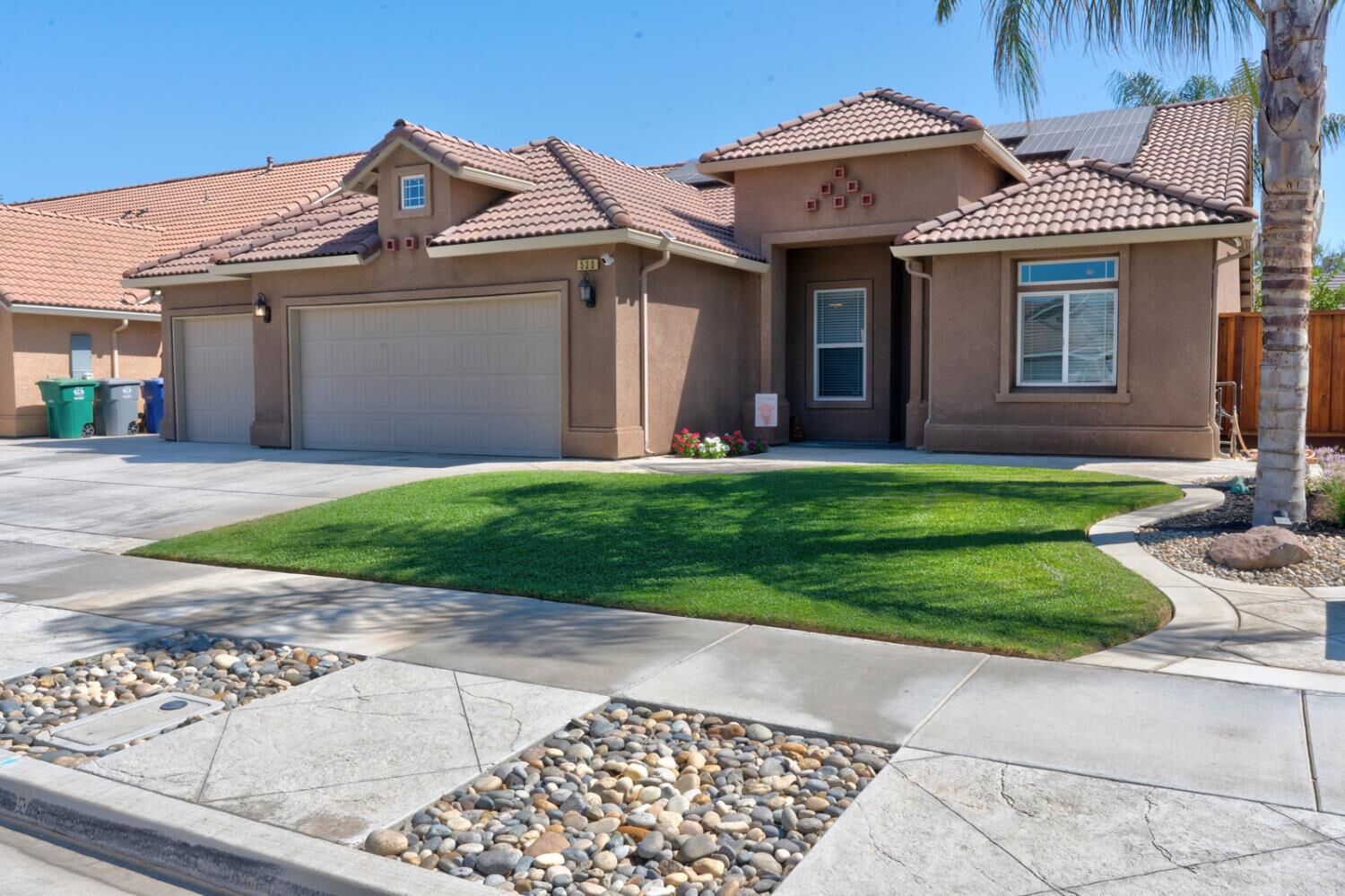 Property Photo: 530 Castlerock Court CA 93635