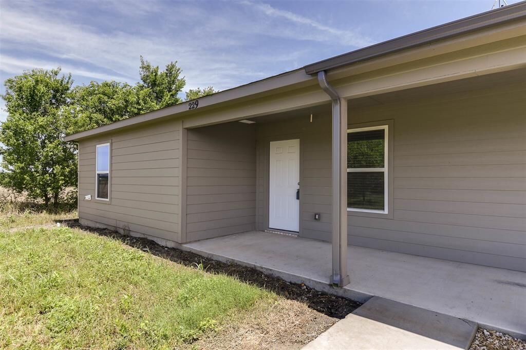Property Photo:  219 Davenport  TX 76651 