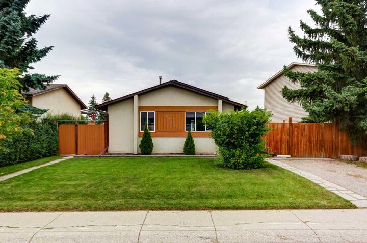 Property Photo:  6720 29 Avenue NE  AB T1Y 3W5 