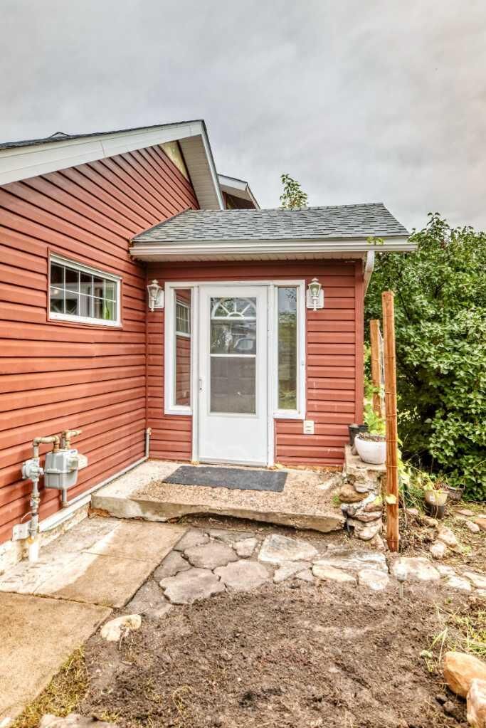 Property Photo:  1901 22 Avenue  AB T0M 0V0 