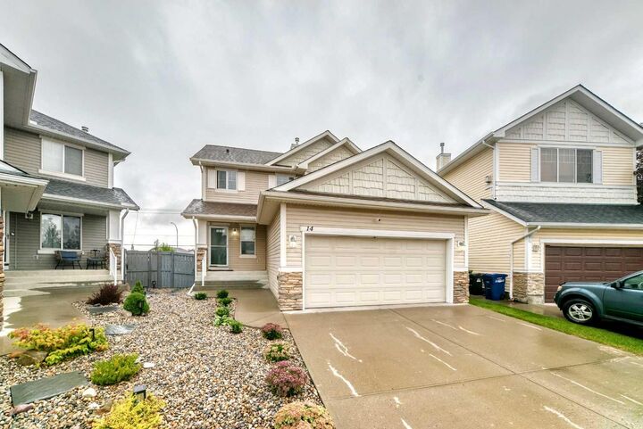 Property Photo: 14 Bayside Park SW AB T4B 0V4