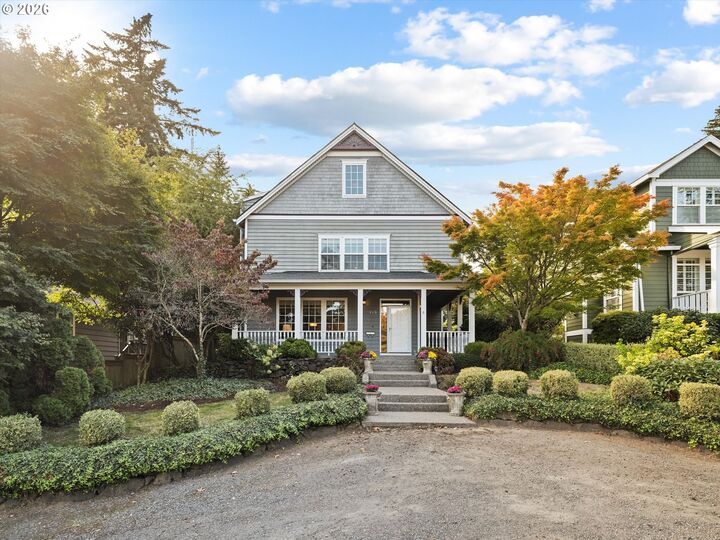 Property Photo:  426 7th St  OR 97034 