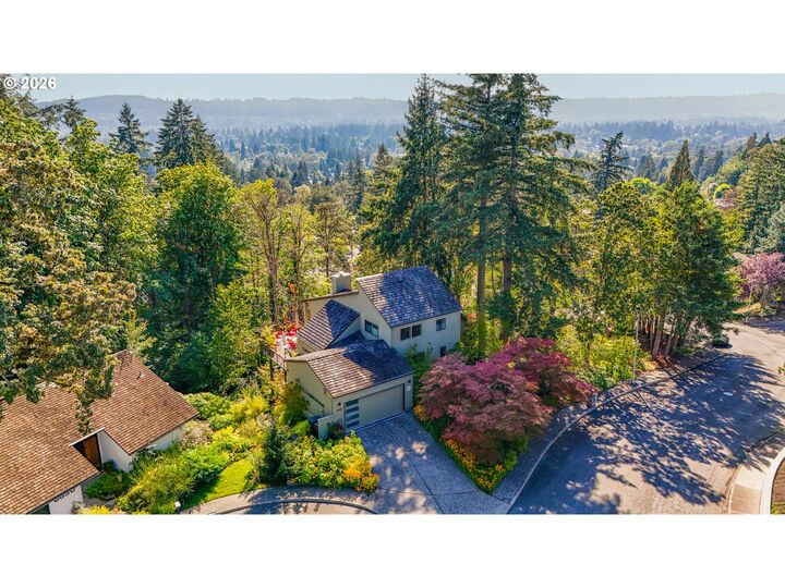 Property Photo:  6640 Parkway Dr  OR 97027 