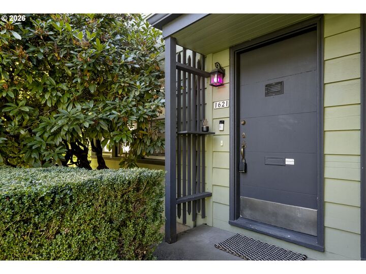 Property Photo: 1621 SE Washington St OR 97214