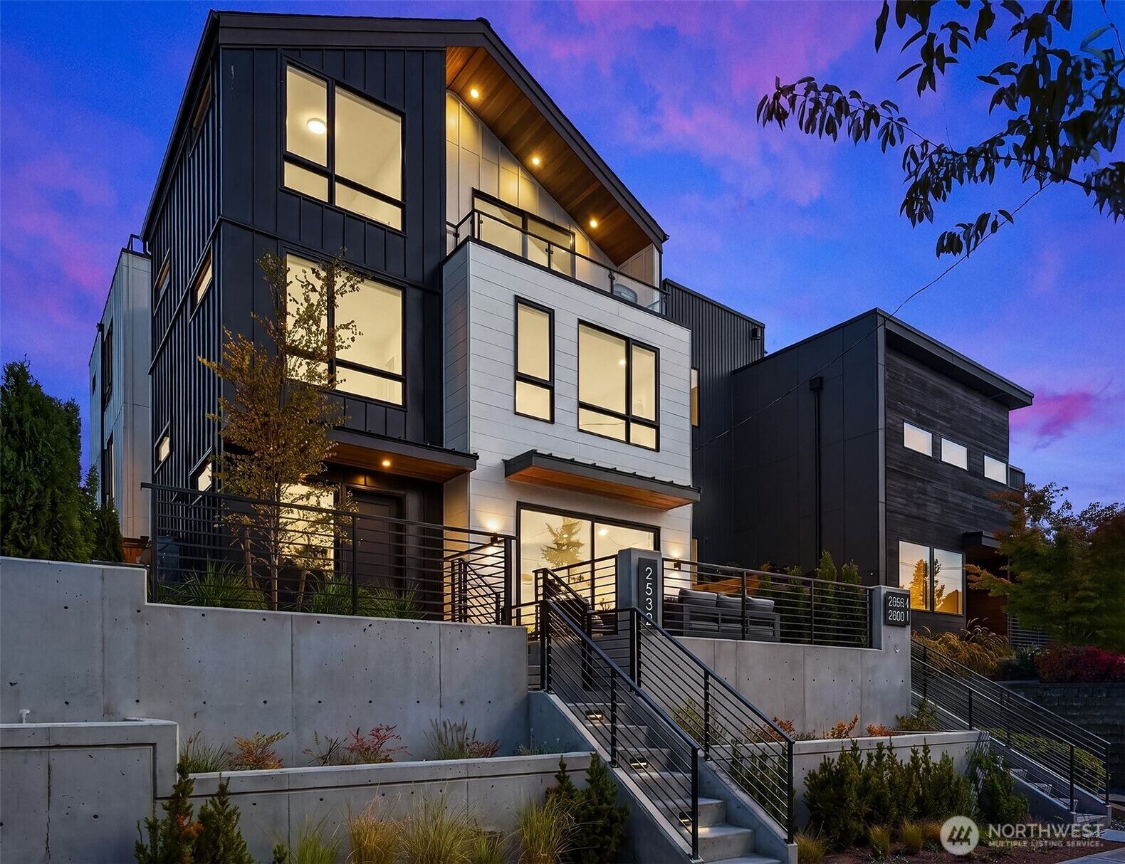Property Photo:  2530  30th Avenue W  WA 98199 
