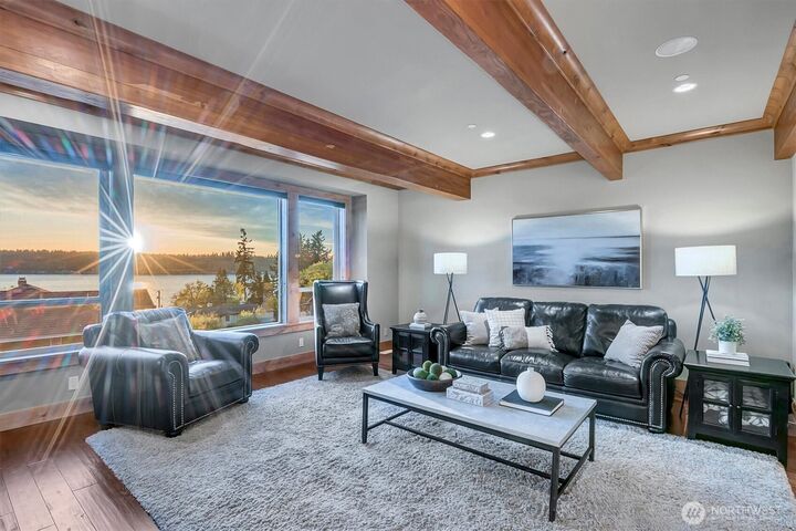 Property Photo:  514  205th Avenue NE  WA 98074 