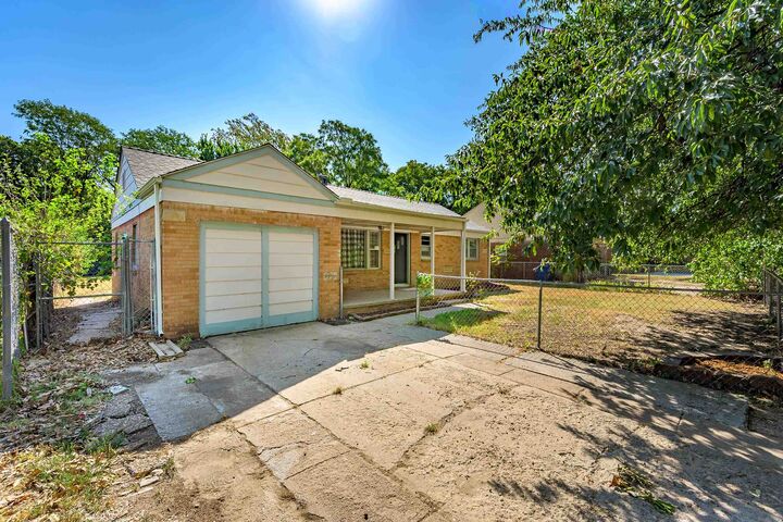 Property Photo: 2820 S Mosley St KS 67216-1121
