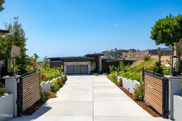 Property Photo: 7152 Ridgecrest Court CA 93003