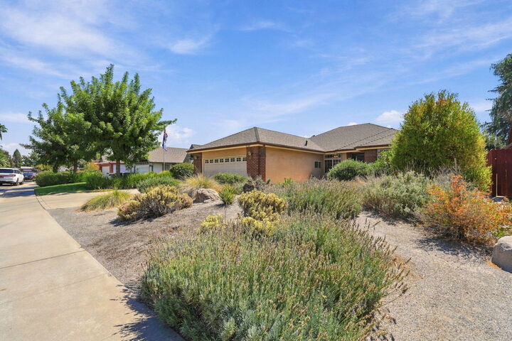 Property Photo:  2139 E Kaweah Court  CA 93292 