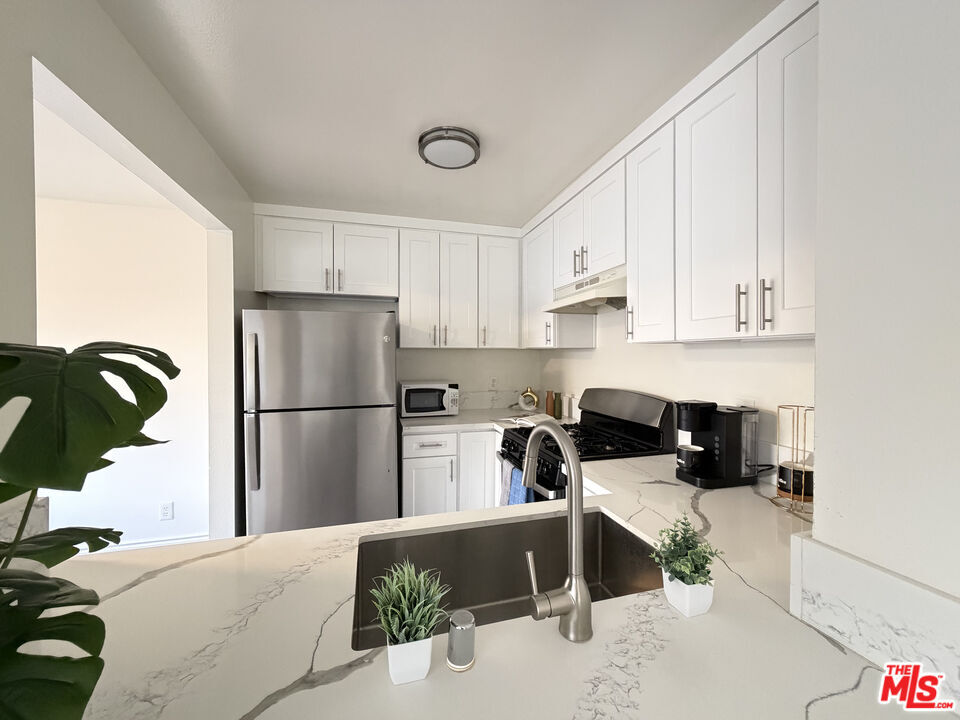 Property Photo: 326 S Manhattan Pl, Unit 210 CA 90020