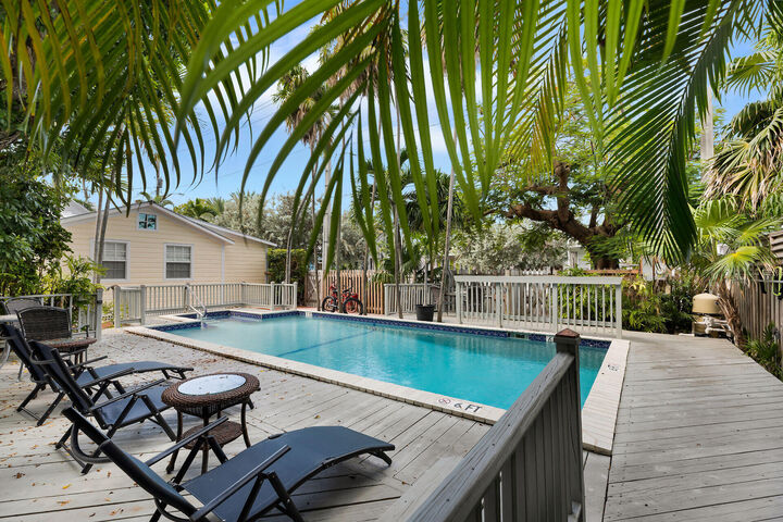 Property Photo:  611 Grinnell Street Apt 6  FL 33040 