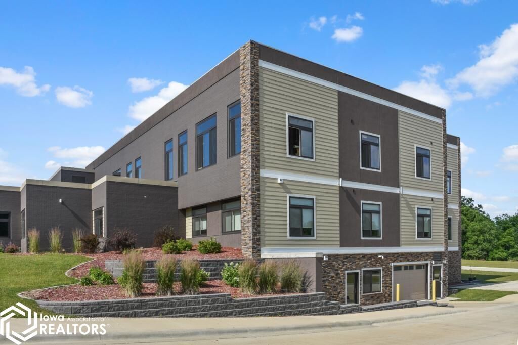 Property Photo:  110 Rocksylvania Ave,  Unit 204  IA 50126 