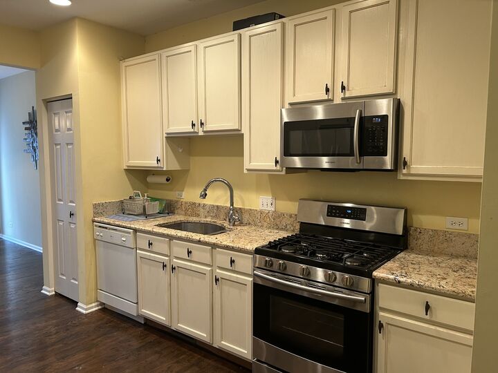 Property Photo:  394 Bay Drive  IL 60143 