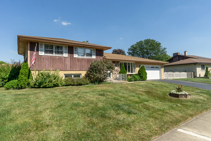 Property Photo:  1101 N Millns Lane  IL 60101 