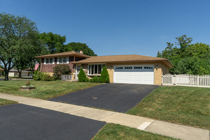 Property Photo:  1101 N Millns Lane  IL 60101 