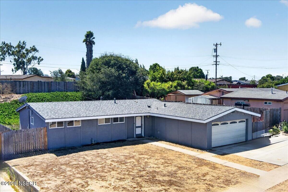 Property Photo: 1440 Calle Marana CA 93436