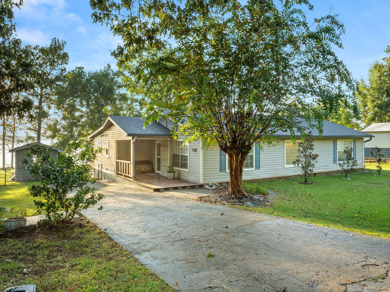 Property Photo:  120 Lakeshore  LA 71446 
