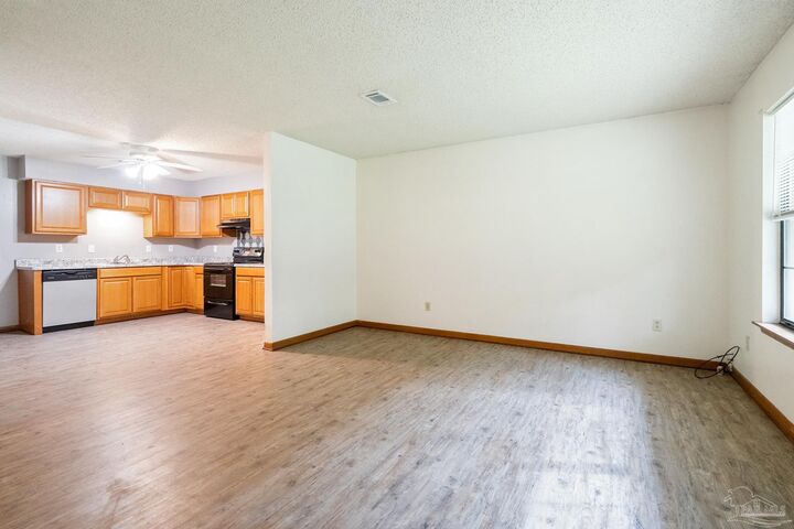 Property Photo: 8060 Winodee Rd B FL 32514