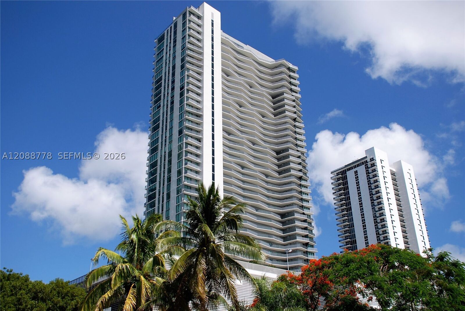 Property Photo:  460 NE 28th St 2803  FL 33137 