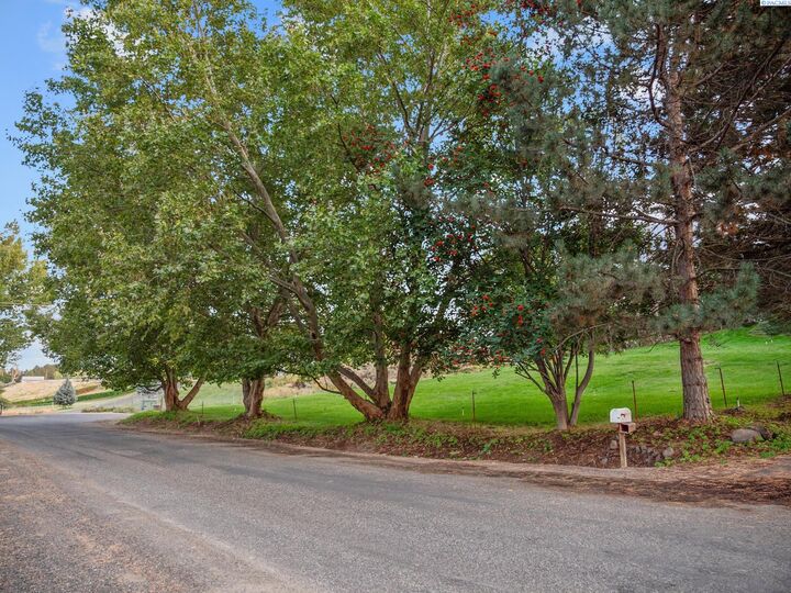 Property Photo: 508 S Manzanita Ct WA 99338-9348