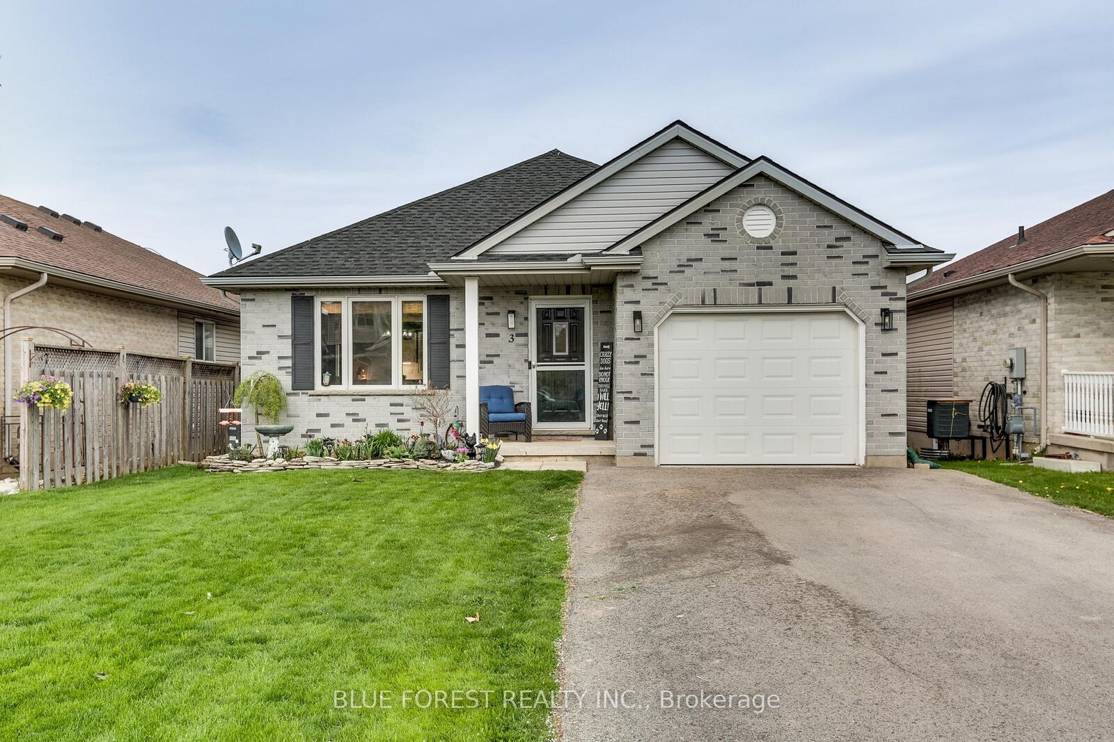 Property Photo:  3 Meadowvale Drive  ON N5P 4P1 