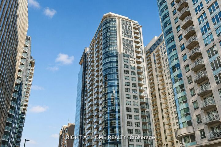 Property Photo:  242 Rideau Street 1601  ON K1N 0B7 