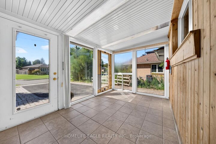 Property Photo:  2 Aurora Heights Drive  ON L4G 2W4 