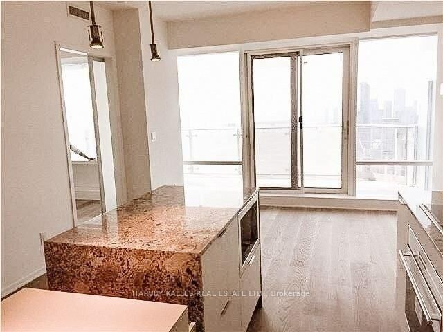 Property Photo:  1 Bloor Street E 6005  ON M4W 0A8 