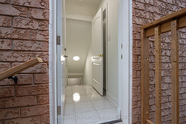 Property Photo:  5446 Tasha Drive Lower  ON L5M 6N5 