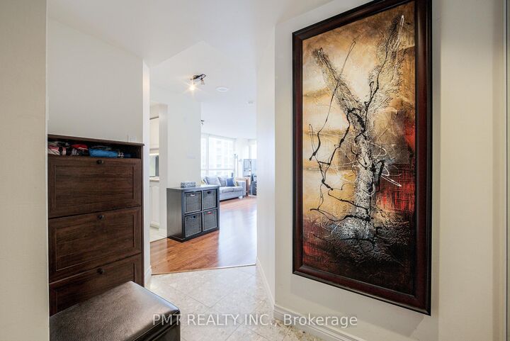 Property Photo: 736 Bay Street 1511 ON M5G 2M4
