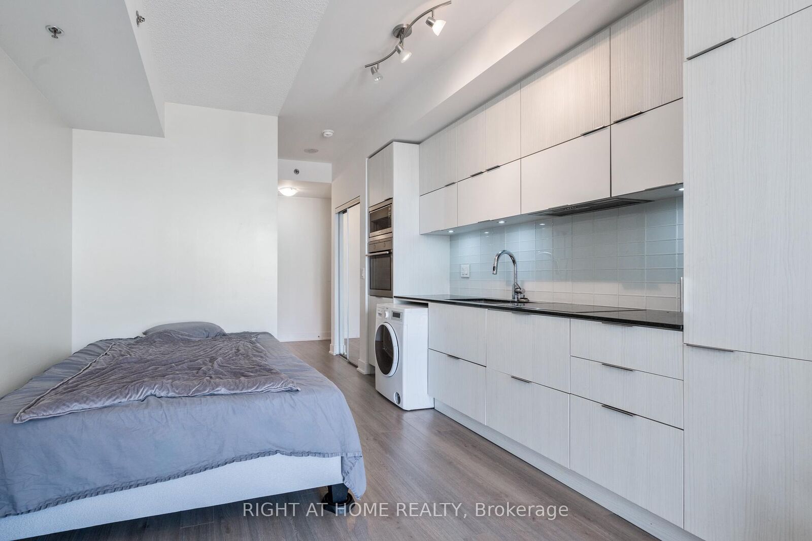 Property Photo:  318 Richmond Street W 3509  ON M5V 0B4 