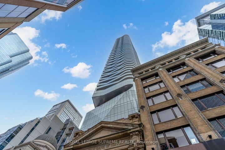 Property Photo:  197 Yonge Street 2112  ON M5B 1M4 