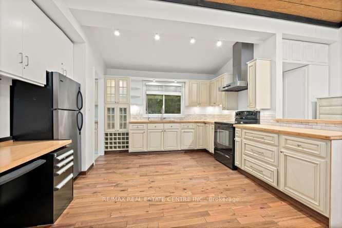 Property Photo:  19 Old Pavillion Road  ON L7C 3J8 