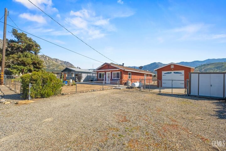 Property Photo:  2920 Webb Avenue  CA 93240 