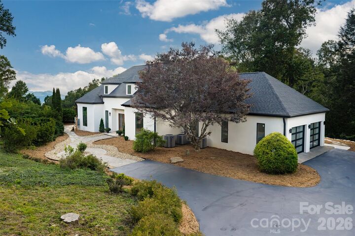 Property Photo:  5 Meadow Ridge Drive  NC 28804 