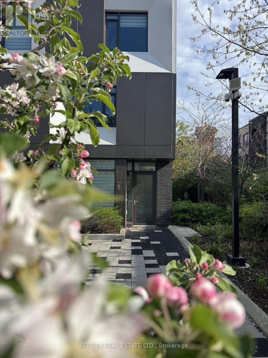 Property Photo:  51 Paul Lane Gardens Th05  ON M5T 2H6 