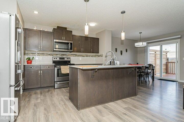 Property Photo:  923 Ebbers Crescent NW  AB T5Y 3V1 