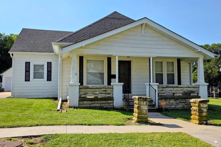 Property Photo:  211 E 6th Street  KS 66427 