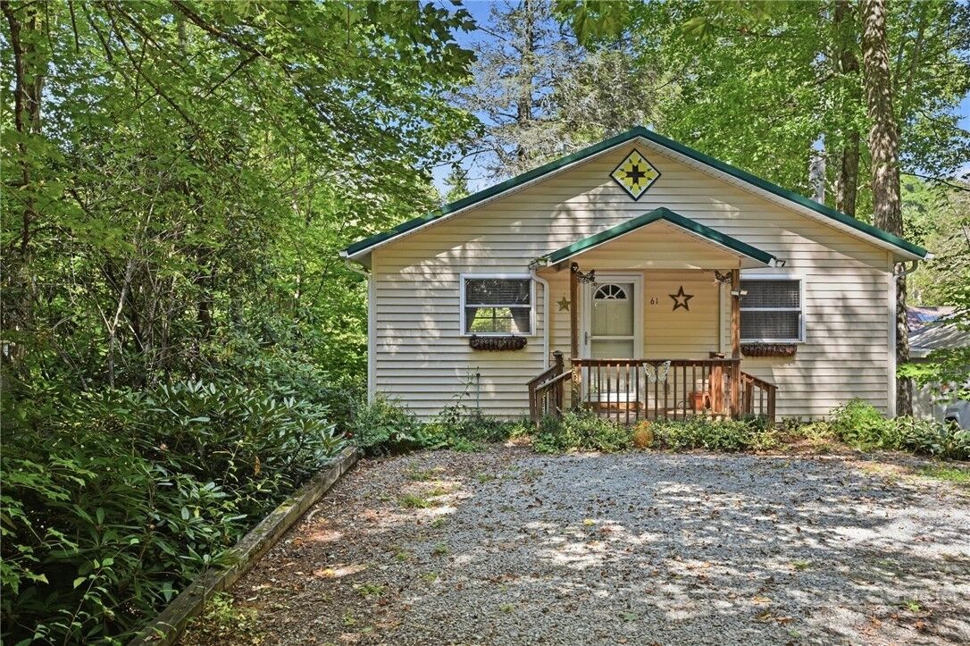 Property Photo:  61 Fox Hill Loop  NC 28657 