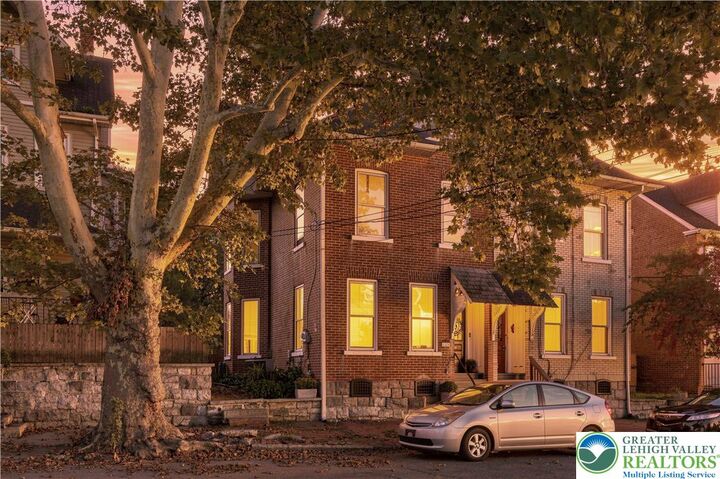 Property Photo:  810 High Street  PA 18018 