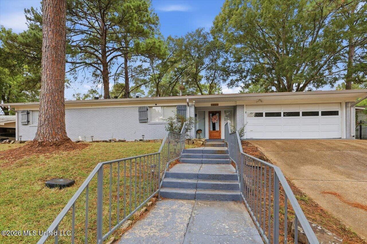 Property Photo: 1435 Kimwood Drive MS 39211